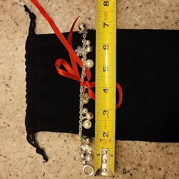 NWOT Festive Jingle Bell Snow Flake Faux Pearl Bracelet Toggle Chain 7 inch - Picture 3 of 3